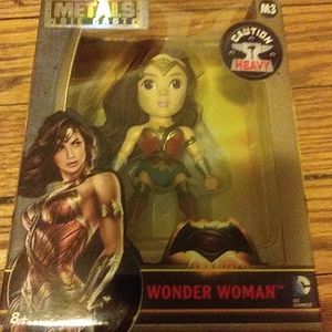 Wonder Woman die cast metal figurine